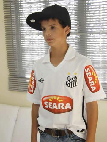  Campo-grandenese de 13 anos comemora in&iacute;cio de carreira como jogador no Santos