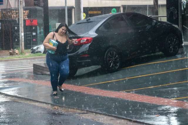 Tarde come&ccedil;a com c&eacute;u &quot;fechado&quot; e chuva atinge regi&otilde;es de Campo Grande