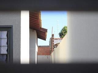 Nem cerca elétrica ou muros altos protegem contra furtos, segundo moradores (Foto: Marina Pacheco)