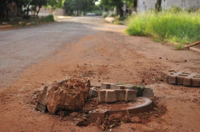 Depois de um m&ecirc;s, obra motivo de transtornos deve ser retomada 
