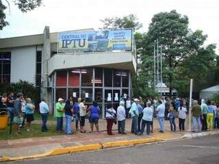 Às vésperas do dia 10, filas na central do IPTU dobravam a esquina (Foto: André Bittar)