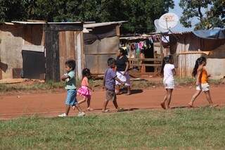 Comunidade tem 50 famílias vivendo em barracos improvisados (Foto: Marcelo Victor)