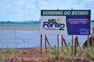Obra começou em novembro, mas está parada desde janeiro; Reinaldo quer discutir outro local para Hospital Regional (Foto: Eliel Oliveira)