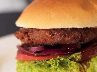 O atual lanche vegano da casa é um burger de grão-de-bico, aveia em flocos e farinha integral, cebola roxa, alface e tomate, além de molho barbecue de goiaba (Foto: Divugação)