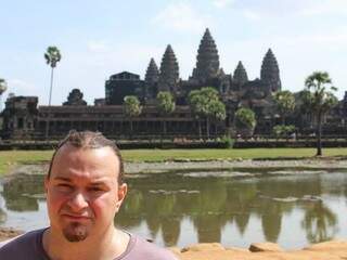 Em Camboja, em frente ao templo gigante de Angkor.