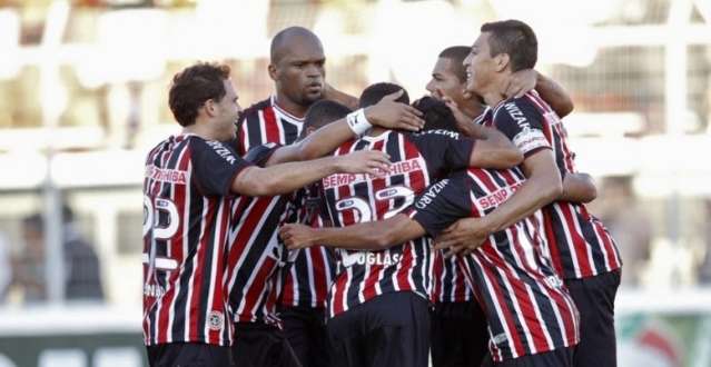 Com um jogador a menos, S&atilde;o Paulo bate a Ponte em estreia no Brasileir&atilde;o