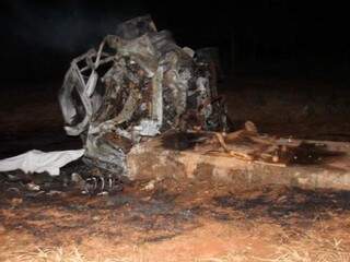 Após acidente, o veículo pegou fogo e o rapaz morreu carbonizado. (Foto: News Chapadense) 