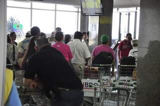 Sala de desembarque cheia de passageiros aguardando as malas na esteira do aeroporto (Fotos:João Garrigó)