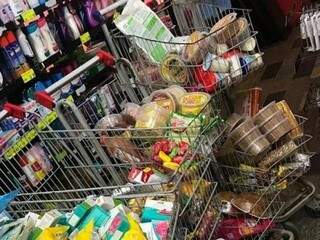 Produtos vencidos recolhidos em supermercado no Conjunto União no mês de junho (Foto: Procon-MS/Divulgação)