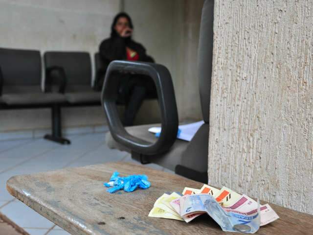  Jovem gr&aacute;vida de 7 meses &eacute; flagrada vendendo pasta-base