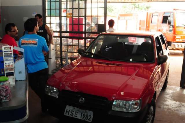 Carro invade mercado e duas mulheres ficam feridas