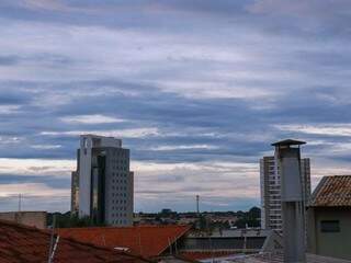 Em Campo Grande o dia amanheceu com céu parcialmente nublado. (Foto: Henrique Kawaminami)