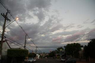 Nuvens devem ir embora à tarde e o sol bgrilha forte (Foto: Marcos Ermínio)