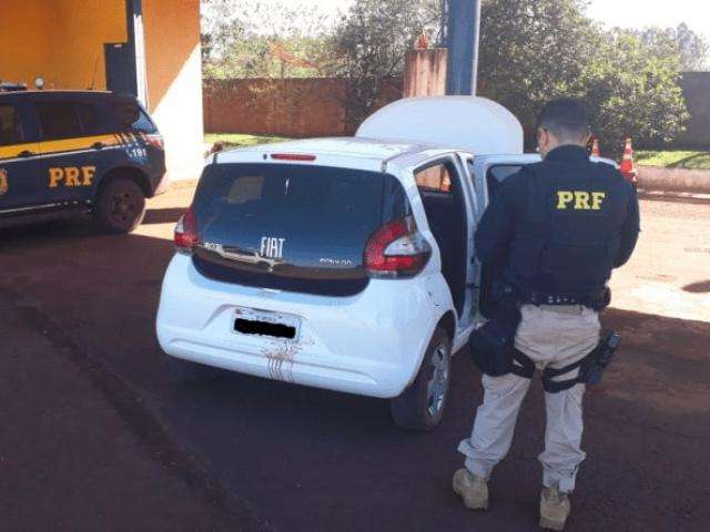Com carro roubado e drogas, dupla &eacute; presa ap&oacute;s tentar fugir a p&eacute; da PRF 