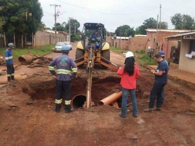 Prefeitura prev&ecirc; fechar cratera no Alves Pereira e liberar rua at&eacute; segunda