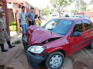 Parte da frente do carro ficou destruída. (Foto: Simão Nogueira)