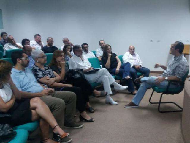 Sindicato re&uacute;ne m&eacute;dicos e nega amea&ccedil;a de demiss&atilde;o em massa