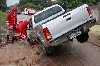 Camionete ficou suspensa ao cair em buraco no bairro Santa Maria. (Foto: PC de Souza/ Edição de Notícias)