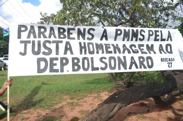 &Agrave; dist&acirc;ncia e sob olhos da PM,  grupos repudiam e exaltam Bolsonaro 