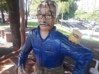 Estátua do poeta Manoel de Barros, na Praça Pantaneira, foi alvo de vandalismo (Izabela Sanchez)