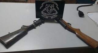 Armas, sendo uma de brinquedo, foram encontradas no interior da residência. (Foto: Divulgação/PMMS)