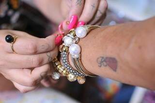 Tatuagens, unhas grandes e coloridas também dizem muito sobre avó e neta. (Foto: Alcides Neto)