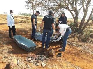 Peritos e investigadores recolhem corpo encontrado em estrada vicinal (Foto: Olimar Gamarra/RioBrilhanteemtemporeal)
