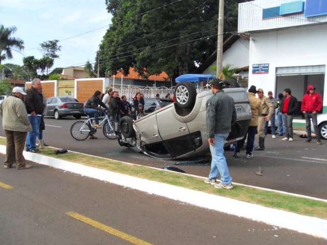 Leitor flagra capotamento que deixou jovem ferido na Avenida Zahran