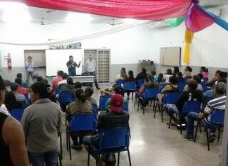 Reunião de equipe da prefeitura com moradores da Vila Cachoeirinha para definir escrituração de imóveis, que começa hoje (Foto: Divulgação)
