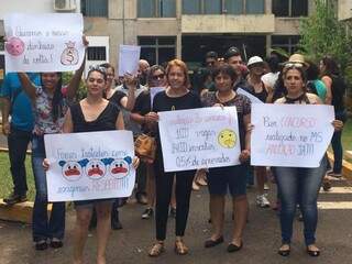 Reprovados, grupo de manifestantes protesta em prédio ao prédio da SAD, no Parque dos Poderes (Foto: Guilherme Henri)