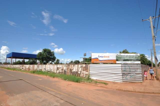 Obra de Pra&ccedil;a da Juventude atrasa e moradores cobram &aacute;rea de lazer