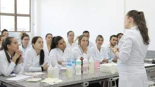Aula no curso de Enfermagem.(Foto: Divulgação/Unigran)