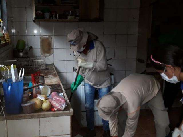 Mulher que vivia em casa tomada pelo lixo &eacute; presa no Vilas Boas 