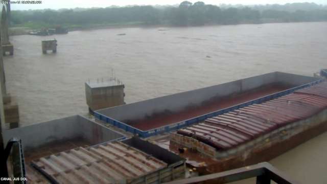 Barca&ccedil;as se soltam durante temporal e amea&ccedil;am ponte sob o rio Paraguai