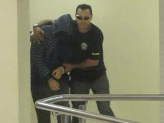 Maniaco da Cruz chega para exames psiquiátricos em Dourados. (Foto: Dourados Agora)