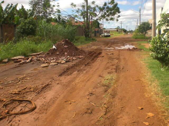  Rua no Residencial Parque dos Girass&oacute;is vira dep&oacute;sito de entulho 