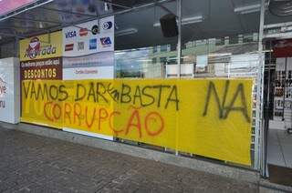 Teve loja que colocou frase de apoio ao protesto (Foto: Marcelo Calazans)