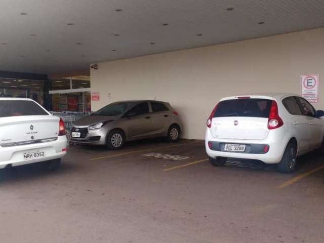Beb&ecirc; fica preso em carro, mas &eacute; salvo antes de bombeiros estourarem vidros