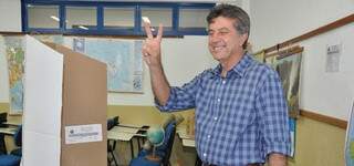 Murilo vota e faz sinal da vitória em dia da eleição suplementar em Dourados. 