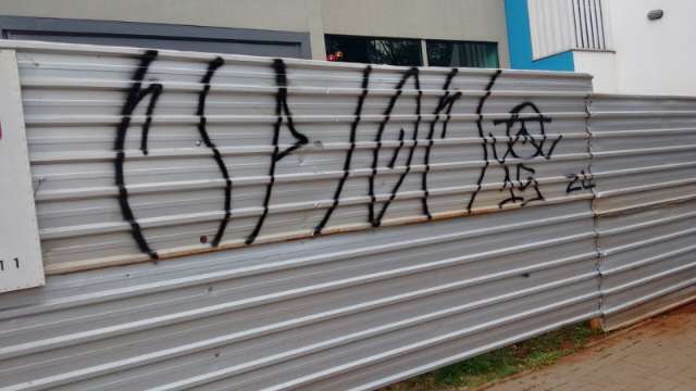 Ap&oacute;s den&uacute;ncia de moradores, dupla de pixadores &eacute; detida em flagrante