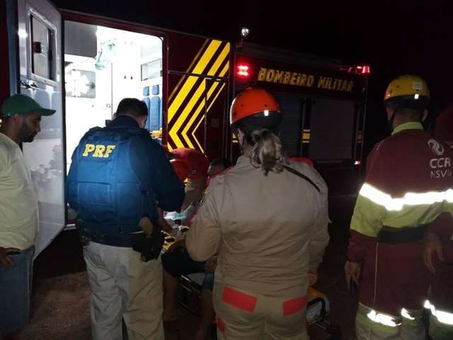 Motorista de carreta dorme ao volante e cai de ponte na BR-163