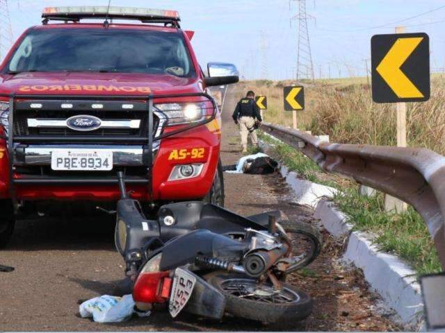 Homem perde controle de motocicleta, bate em placa de prote&ccedil;&atilde;o e morre 