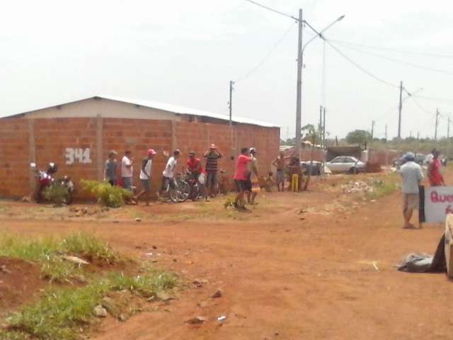 Protesto de moradores cobra dois meses de pagamento por mutir&atilde;o