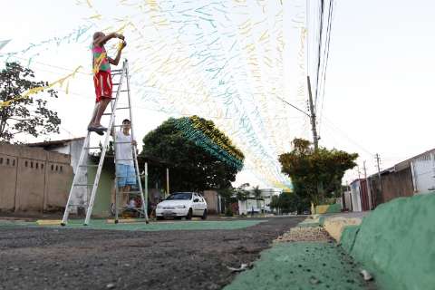 Moradores fazem "vaquinha" para decorar rua com as cores da Copa
