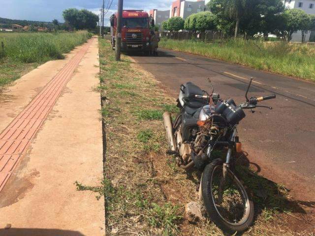 Ladr&otilde;es em Palio atingem motociclista para roubar malote de posto