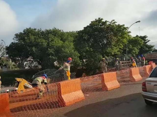 Obra em frente ao Shopping Norte Sul interdita pistas e tumultua tr&acirc;nsito