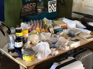 Material químico, maquinário para embalar e pacotes de drogas foram encontrados no laboratório (Foto: Liniker Ribeiro)