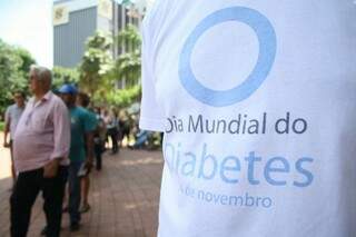 Muita gente enfrentou fila para fazer teste de glicose na Praça Ary Coelho, em Campo Grande. (Fotos: Marcos Ermínio)