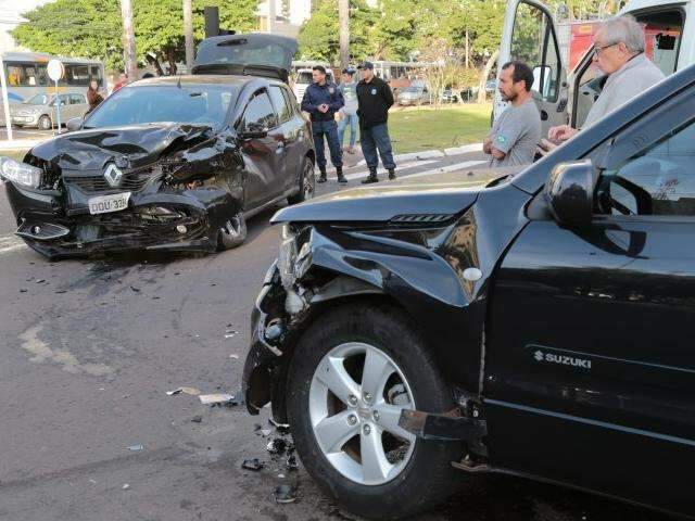 Jovem sai da balada, fura sinal e atinge 2 ve&iacute;culos na Afonso Pena