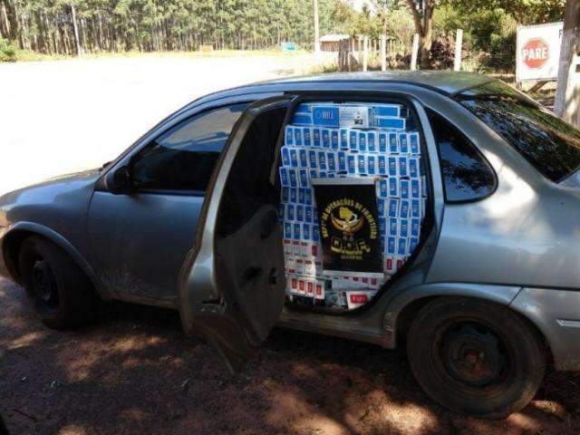Ap&oacute;s persegui&ccedil;&atilde;o, condutor abandona carro com 900 pacotes de cigarro em rodovia